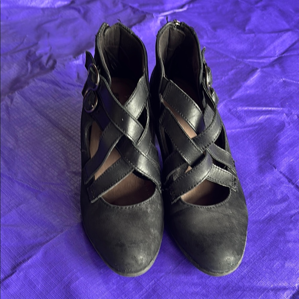 Earth Black Heels with Crisscross Straps